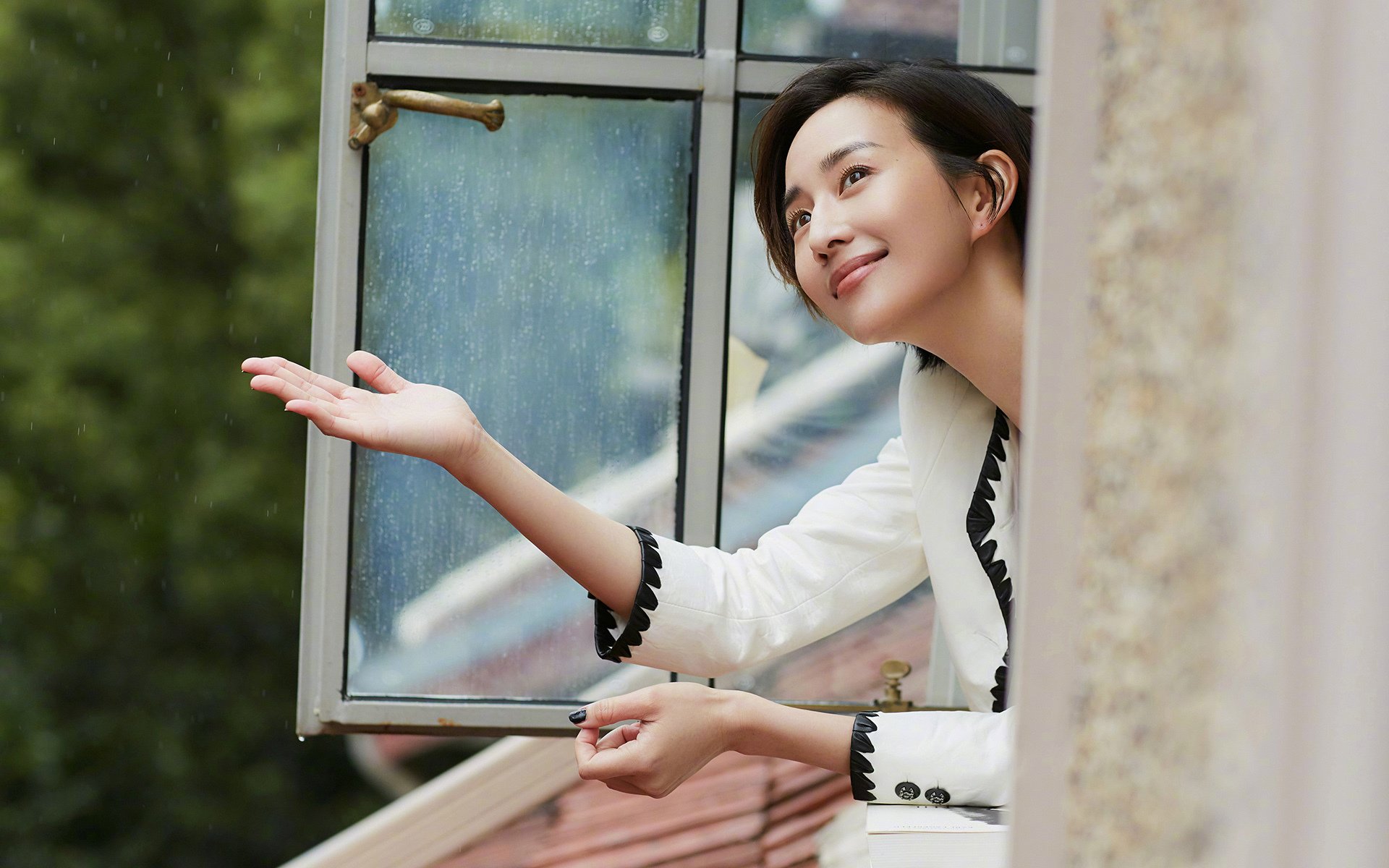 双赛场的火焰，当绿茵险胜遇见球台惊雷